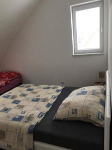 een slaapkamer met een bed met een quilt bij Apartmán Bedřichov, Špindlerův mlýn in Špindlerův Mlýn