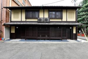 a building with a balcony on top of it at Kuraya Jurakudai in Kyoto