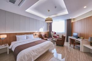 Postel nebo postele na pokoji v ubytování Gwangju Aura Hotel