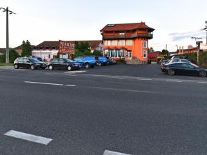 um parque de estacionamento com carros estacionados em frente a um edifício em Vila Belvedere em Hateg