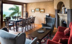 La Matanza de Acentejo的住宿－Villa Casa del Sol，客厅配有桌椅和壁炉