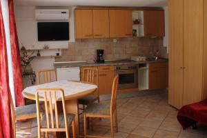 Kuchyň nebo kuchyňský kout v ubytování Apartmenthaus Fa