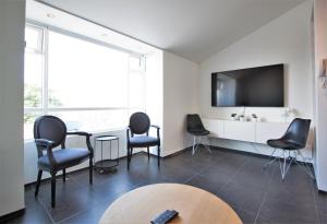 Afbeelding uit fotogalerij van Odinn Reykjavik Odinsgata Apartments in Reykjavík +49 foto's