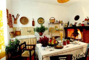 uma cozinha com uma mesa e uma lareira em Hakuna Matata em Giove
