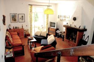 Hakuna Matata في Giove: غرفة معيشة مع أريكة ومدفأة