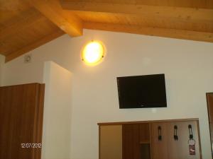 TV a/nebo společenská místnost v ubytování Agriturismo Da Merlo
