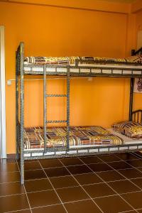 Двухъярусная кровать или двухъярусные кровати в номере Apartmani Kastel
