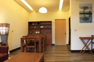 a dining room and kitchen with a table and chairs at 池上曬穀場旅棧 Buda Banai Hostel in Chishang