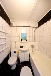 ハルキウにあるFlatsy at Botanichniy Sad undergroundのバスルーム(トイレ、洗面台、バスタブ付)