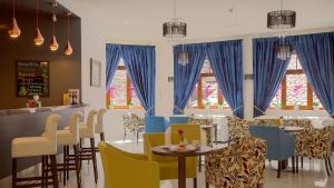 Reštaurácia alebo iné gastronomické zariadenie v ubytovaní Hotel Buczyński****Medical&SPA