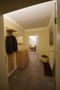 um corredor de uma casa com um corredor que leva a um quarto em Ferienhof Elbaue em Schönebeck
