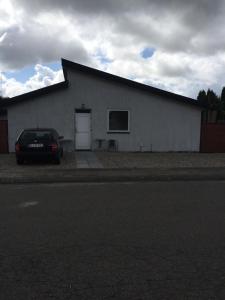 ein weißes Gebäude mit einem davor geparkt in der Unterkunft Your place in Herlev