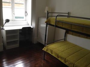 Cama ou camas em um quarto em Covilhã Hostel