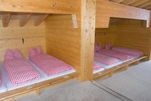 Una cama o camas en una habitación de Berggasthaus First - Only Accessible by Cable Car