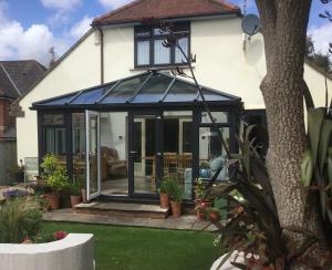 giardino d'inverno con porte in vetro su una casa di Weston Cottage a Poole