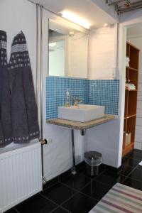 a bathroom with a sink and a mirror at Ebeltoft-rooms in Ebeltoft