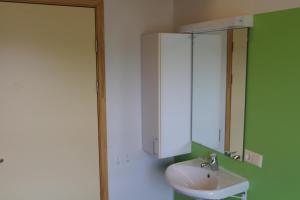 Helgafell Hostel的一间浴室