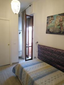 una camera da letto con un letto e un dipinto sul muro di Nancy House a Firenze