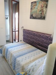 1 cama en una habitación con un cuadro en la pared en Nancy House, en Florencia