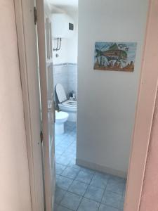 TorpèにあるResidenza Margheritaのバスルーム(トイレ、洗面台付)