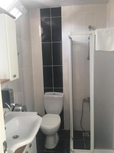 ein Badezimmer mit Toilette, Waschbecken und Dusche in der Unterkunft Teos Hotel in Antalya