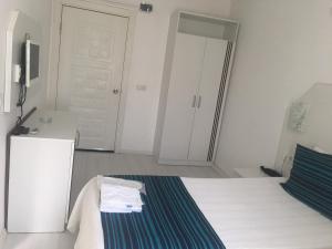 Ein Bett oder Betten in einem Zimmer der Unterkunft Teos Hotel