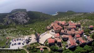 an aerial view of a house on a mountain at Apartman Nives in Lubenice