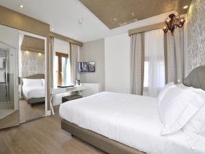 A bed or beds in a room at Al Theatro Palace