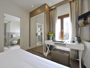 A bathroom at Al Theatro Palace