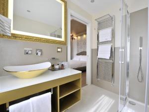 A bathroom at Al Theatro Palace