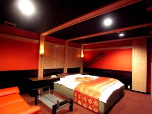 1 dormitorio con cama, escritorio y silla en スタンドアップ法隆寺Adult Only男塾ホテルグループ, en Yamatokoriyama