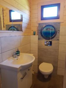Ein Badezimmer in der Unterkunft Domki z Klimatem