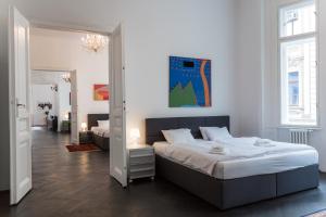 Łóżko lub łóżka w pokoju w obiekcie Grand Soho Apartment