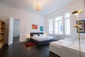 Łóżko lub łóżka w pokoju w obiekcie Grand Soho Apartment