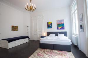 Łóżko lub łóżka w pokoju w obiekcie Grand Soho Apartment