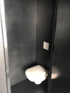 y baño con aseo blanco en una cabina. en TinyFloat Andijk, en Andijk