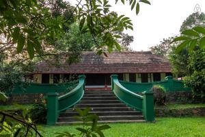 Taman di luar Kuruvinakunnel Tharavadu