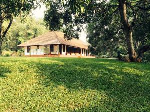 Taman di luar Kuruvinakunnel Tharavadu