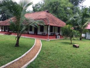 Taman di luar Kuruvinakunnel Tharavadu