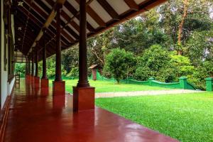 Taman di luar Kuruvinakunnel Tharavadu