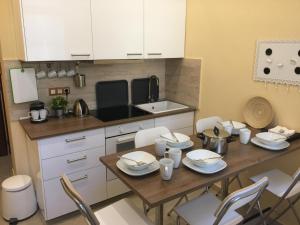 Kuchyňa alebo kuchynka v ubytovaní Entire luxury apartment in the city center