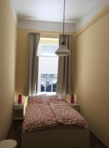 ブダペストにあるEntire luxury apartment in the city centerのベッドルーム1室(窓の前にベッド1台付)