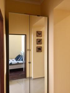 een glazen deur in een kamer met een slaapkamer bij Entire luxury apartment in the city center in Boedapest