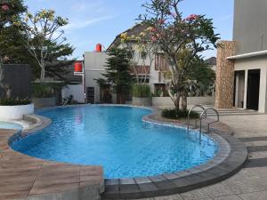 a swimming pool in the middle of a yard at Naura Guest House in Yogyakarta