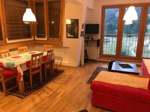 ein Wohnzimmer mit Tisch und Couch in der Unterkunft Apartmani El Tarik in Bjelašnica