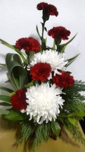 a bouquet of red and white flowers in a vase at Jidapha Rooms in Khlong Thom