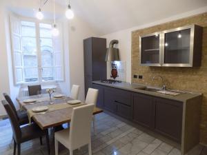 Kuchyňa alebo kuchynka v ubytovaní Luxury Suite apartment Angiolieri