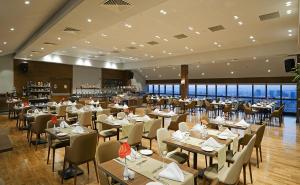 A restaurant or other place to eat at Radisson Blu Hotel Ankara Cankaya