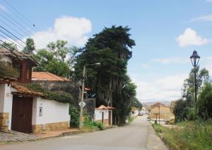 an empty street in a village with a street light at Casa Leo in Villa de Leyva
