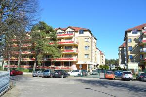 parking z samochodami zaparkowanymi przed budynkiem w obiekcie Apartament Zdrojowa u Heleny w Świnoujściu